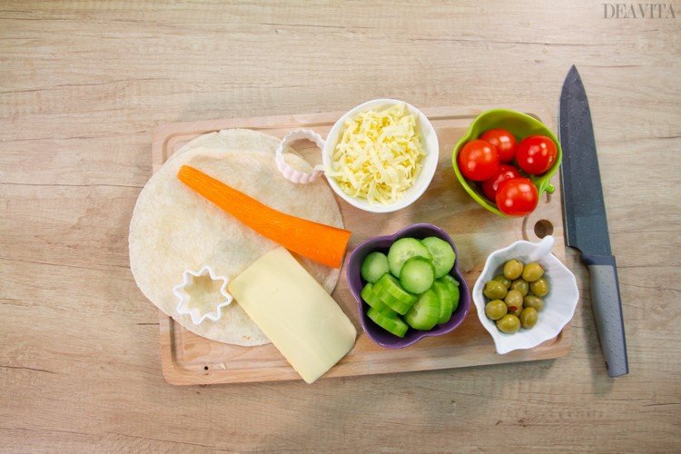 Tortilla står inför ingredienser grönsaker och ost