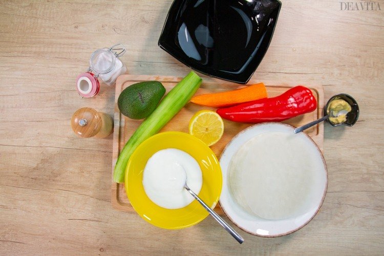 Ingredienser till grönsaksrullar i ett risark och yoghurt Dio