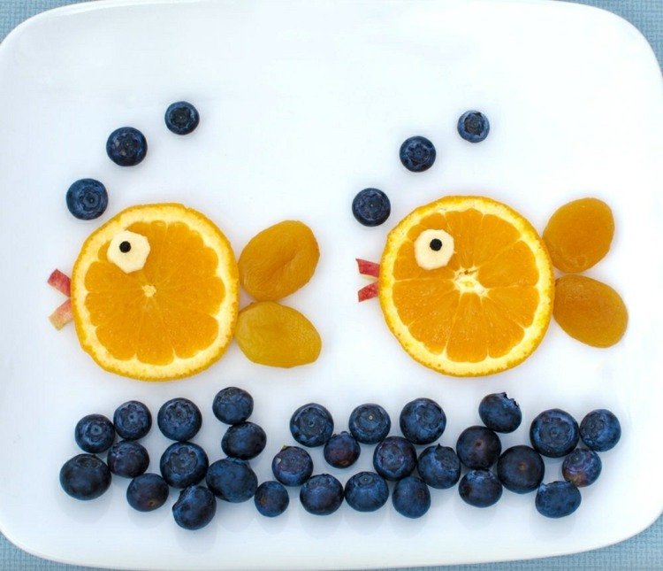 äta-barn-hälsosam-frukt-apelsin-blåbär-fisk-vatten