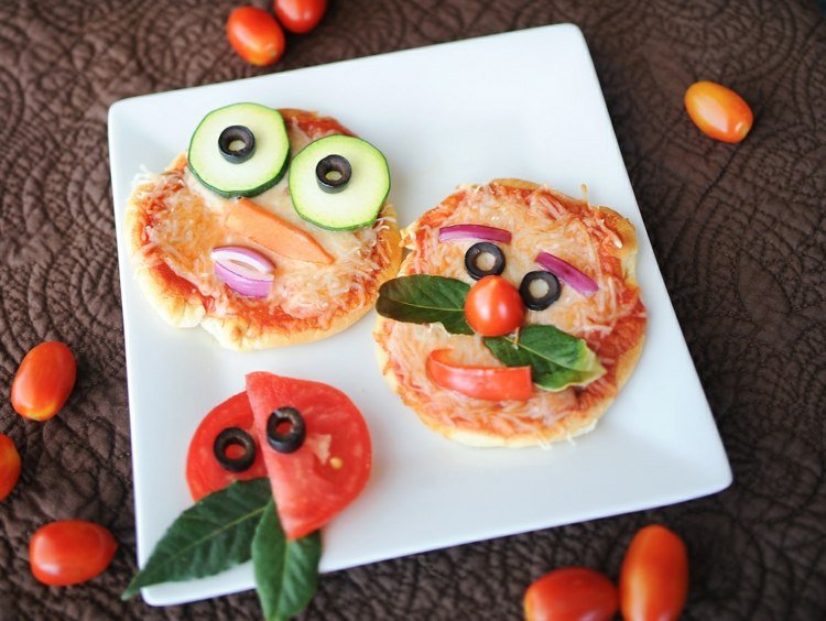 mat för barn mini-pizza-ansikten-ram-grönsaker-gurkor