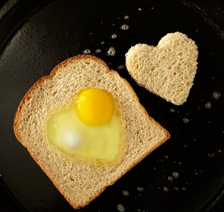äta-barn-stekt-ägg-stekt-idé-hjärtformat-smörgås-lätt