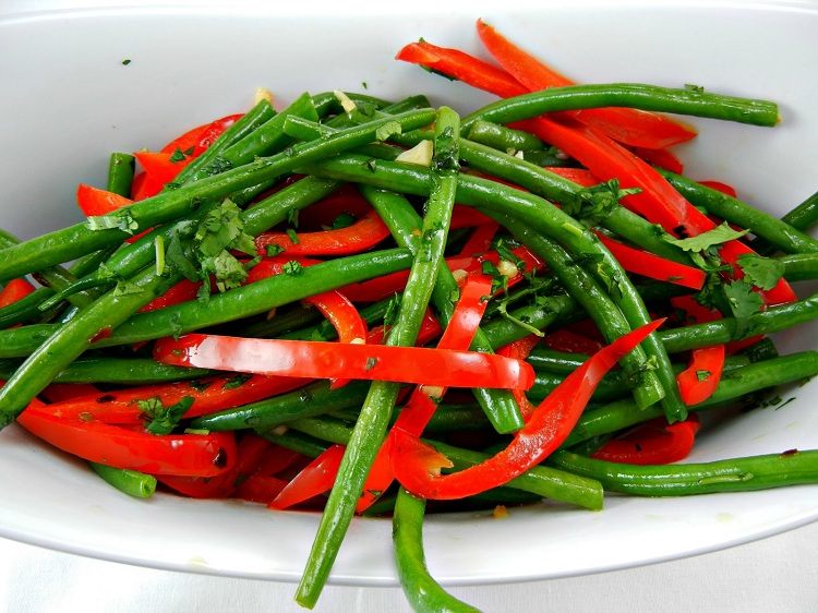 Sallad gröna bönor paprika röd välsmakande hälsosam aptitretare