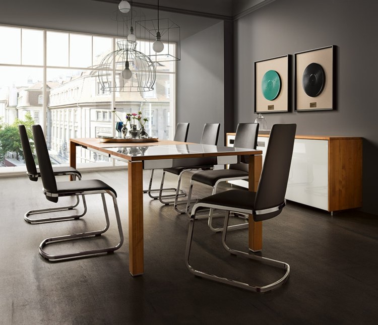 Matbord stolar massivt trä glasskiva läder metall material