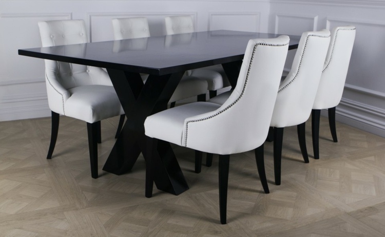 matsal-design-stoppade-stolar-vita-nitar-svart-träbord