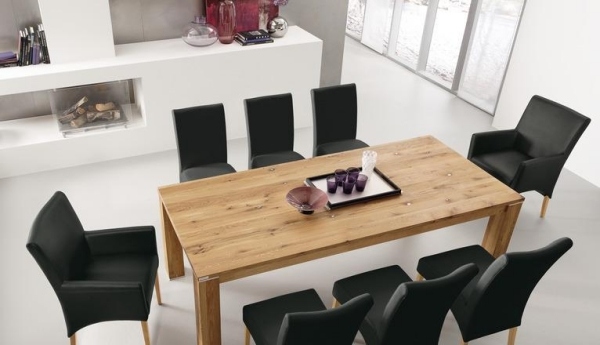 Rustikt matsal-matbord-trästolar-svart vitt kök