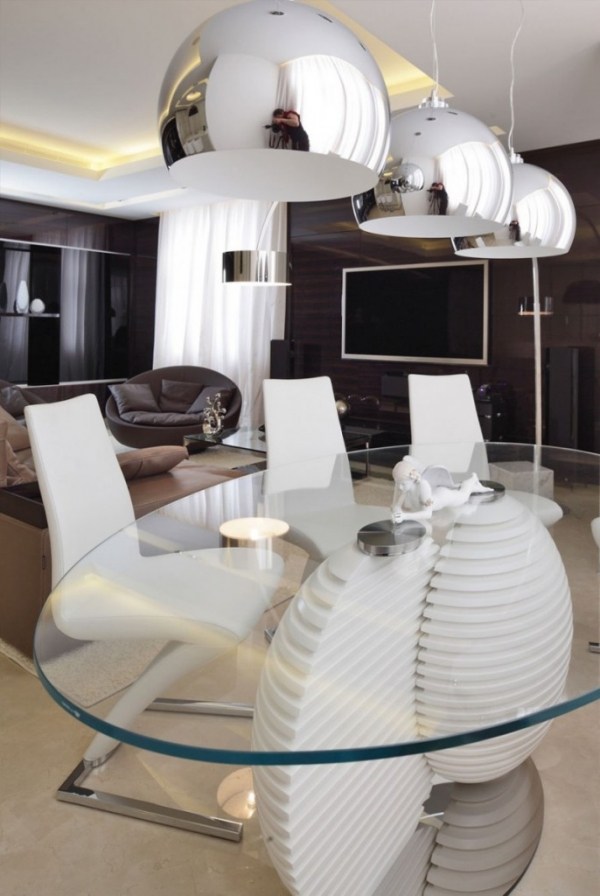 Matsal metall hängande lampor glas matbord vita stolar designmöbler