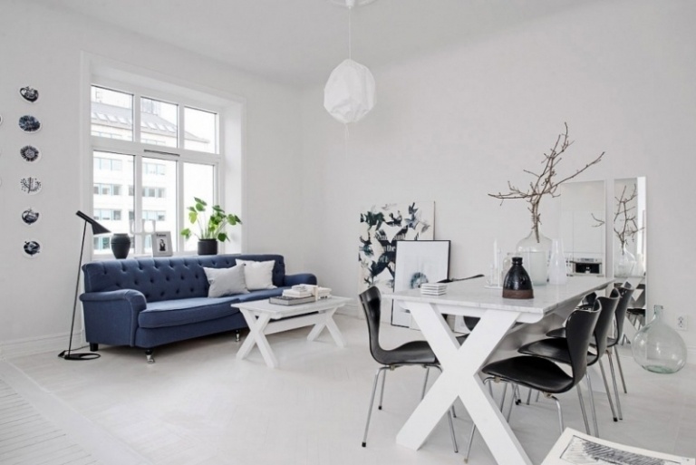 Matsalsmöbler -vitt-matbord-svarta-stolar-soffa-klädsel-blå-skandinavisk-modern-enkel