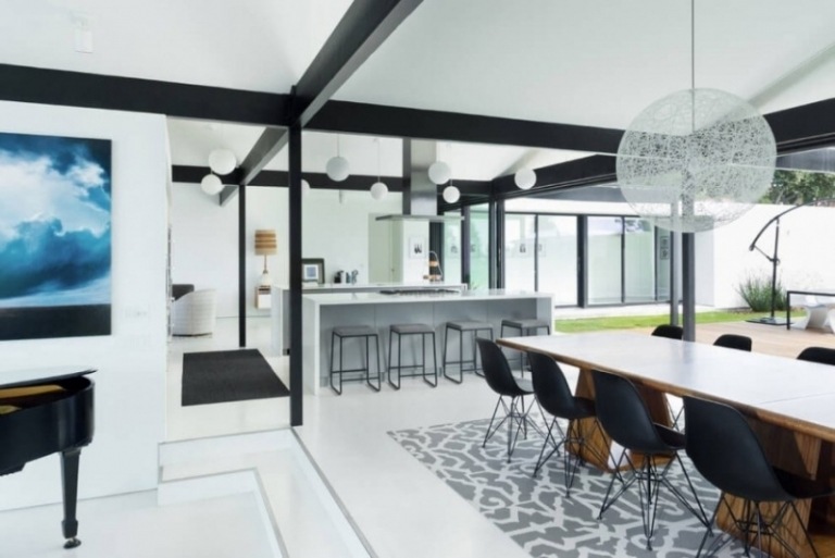 Matsalsmöbler -moderna-svart-vita-grå-stolar-matbord-hängande lampor-sfär