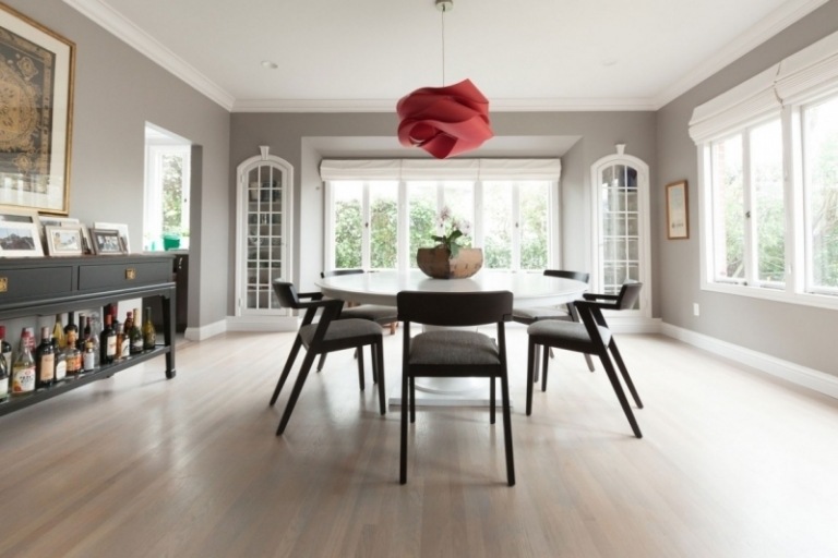 Matsalsinredning -haengeleuchte-röd-matbord-runda stolar-svart-fönster-vägg-färg-grå-skänk-drycker