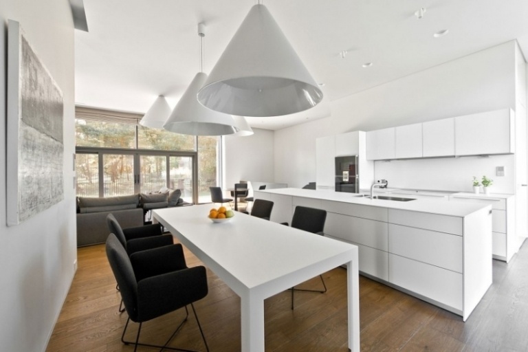 matsal-möbler-trägolv-vitt-svart-högglansat kök-öppet-modern-design