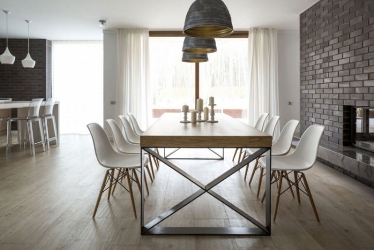 matsal-möbler-matbord-trä-tallrik-metallram-hängande lampa-ljusstake-väggstenar