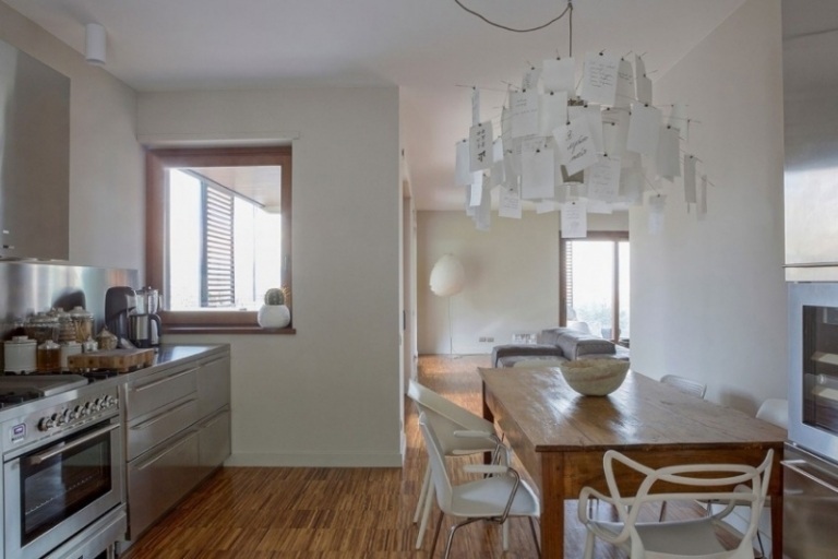 matsal-möbler-matbord-gamla-trä-stolar-vit-olika-ljus-anteckningar-bambu-parkett-kök-rostfritt stål
