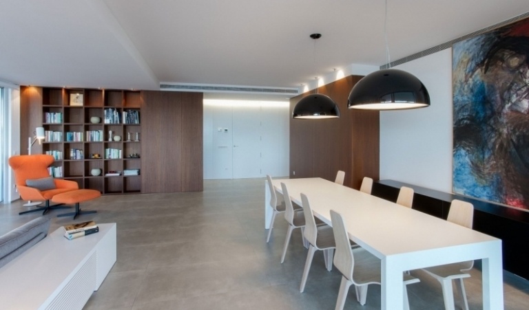 matsal-möbler-matbord-vita-stolar-modern-design-hängande-lampa-svart-golv-grå-fåtölj-orange