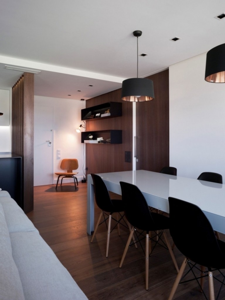 matsal-möbler-matsal-bord-vita-högglans-stolar-svart-hängande lampa-trägolv