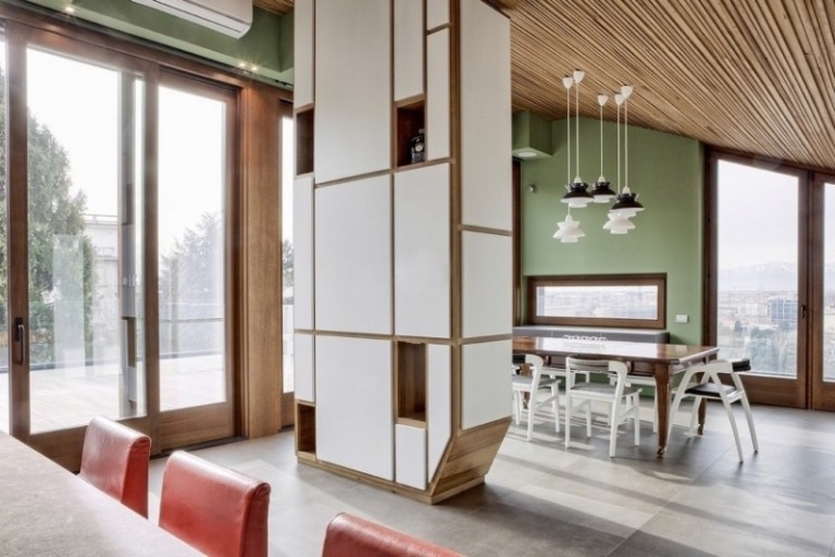 matsal-inredning-rumsavdelare-trä tak-vägg färg-grön-stolar-grå-vit
