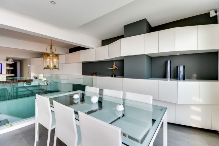 matsal-möbler-modernt-vitt-glas-matbord-stolar-vägg-hylla-väggbeklädnad-högglansig