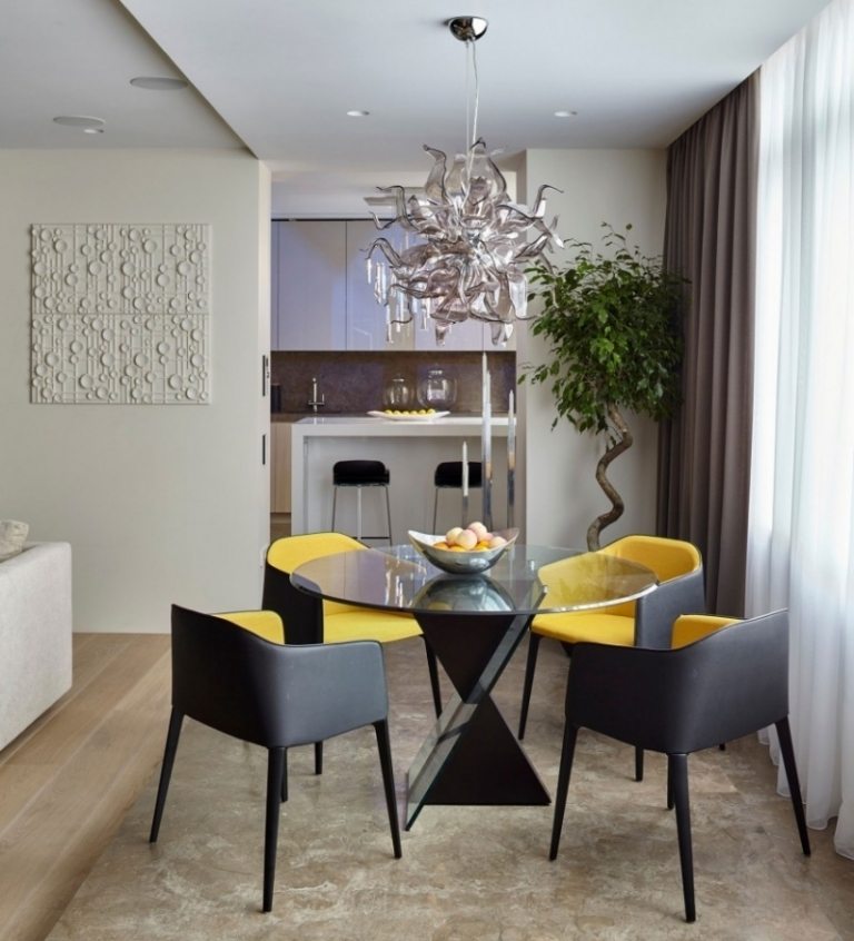 matsal-möbler-svarta-stolar-gul-klädsel-matta-beige-ljuskrona-abstrakt-vardagsrum-växt