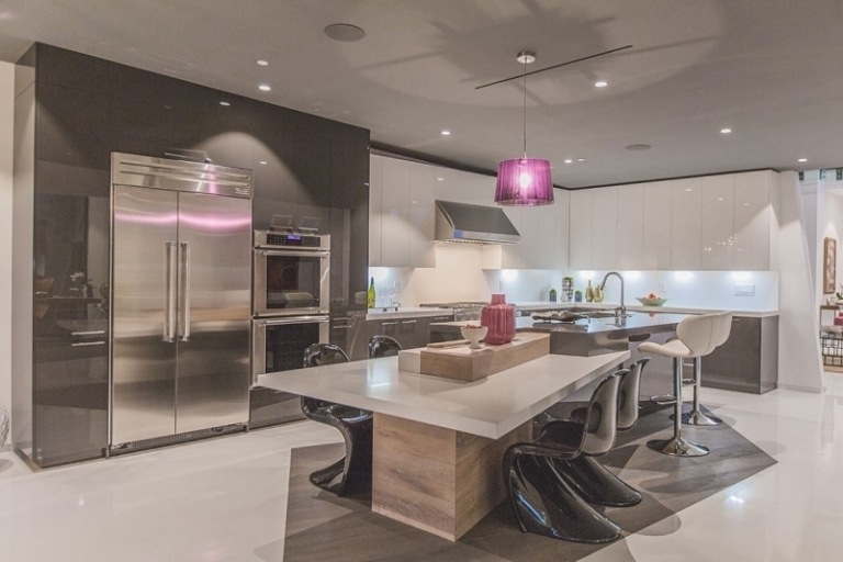 matsal-möbler-modern-design-panton-stol-kök-öppet-högglans-rostfritt stål-kylskåp