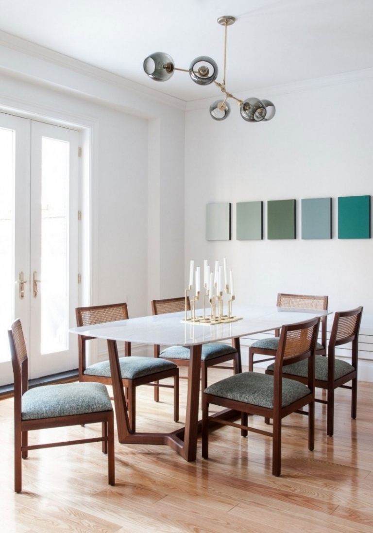 matsal-möbler-matbord-oval-marmor-topp-ljusstakar-stolar-klädsel-färger-vägg-rutor
