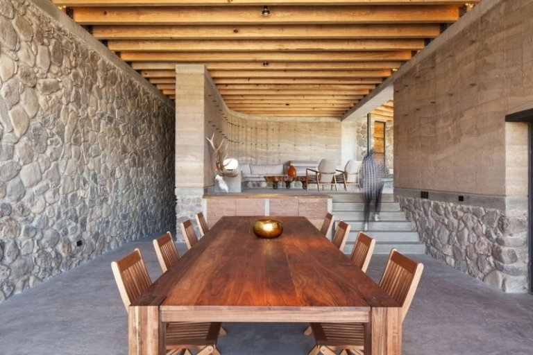 matsal-möblering-matbord-massivt-rustikt-sten-vägg-golv-trä-tak