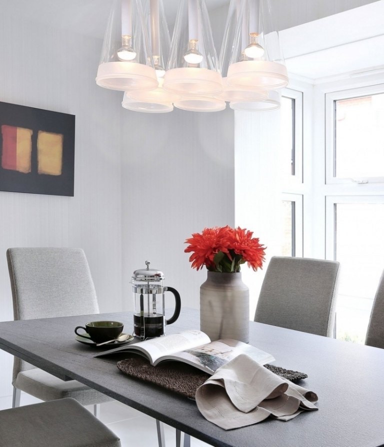 matsal-möbler-matbord-stolar-stoppade-grå-ljuskrona-glas-transparent-modern-bild-konst