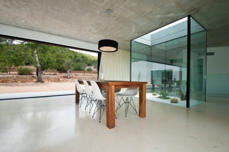 Matsalsmöbler-matbord-massivt trä-plast-stolar-klädsel-hängande lampa-fönster-öppet-terrarium