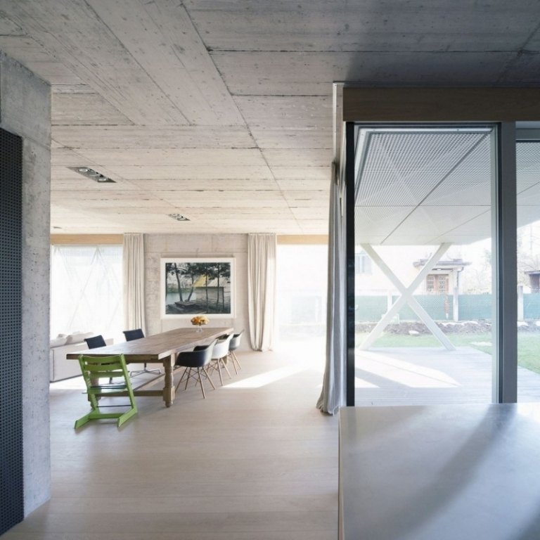 Matsalsmöbler -betong-tak-matbord-massiva trä-stolar-bild-grönt-glas vägg-gardiner