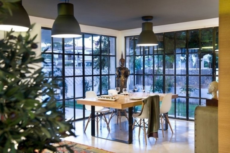 Matsalsmöbler-matbord-stolar-vit-eames-terrass-hängande lampa-trä-golv-polerad-trädgård