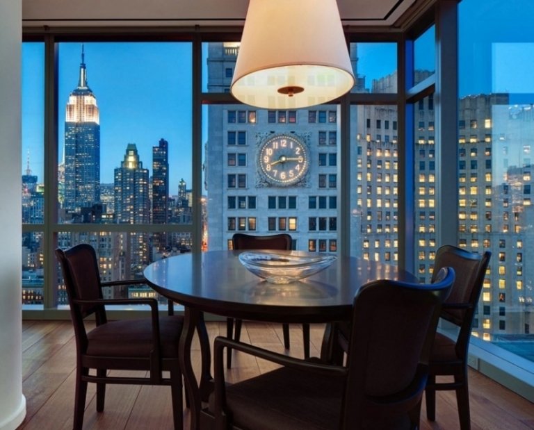 Matsalsmöbler -bord-stolar-hängande-lampa-utsikt-city-newyork