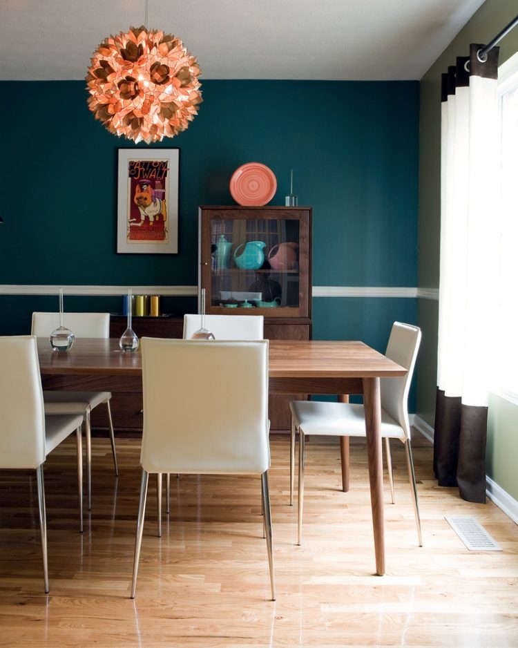 matsal-möbler-vägg-färg-bensin-blå-hängande-lampa-blommig-matbord-trä-stolar-vit
