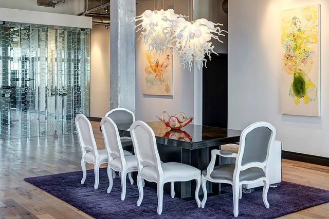Hemidéer Art-deco-eklektiska dekorationer-vita stolar-träramar-rika på prydnader