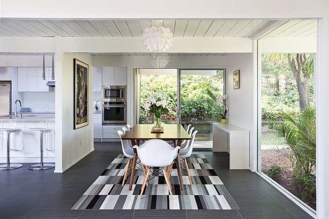Loft-lägenhet-kök-vit-rumsdelare-matplats-golv-matta-svart-vitt-mönster