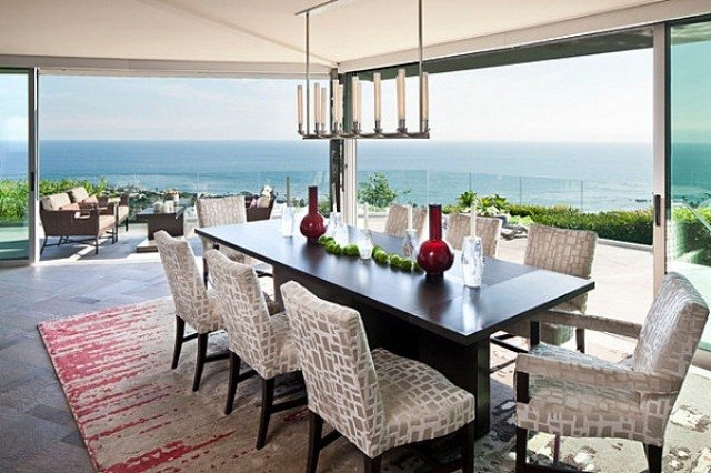 Lyx-matsal-med-bild-fönster-havsutsikt-vintage-matta-stoppade stolar