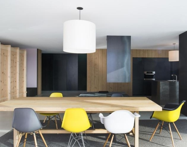 Färgdesign-i-matplats-träbord-färgglada-kök-stolar-kök ö-loft-stil