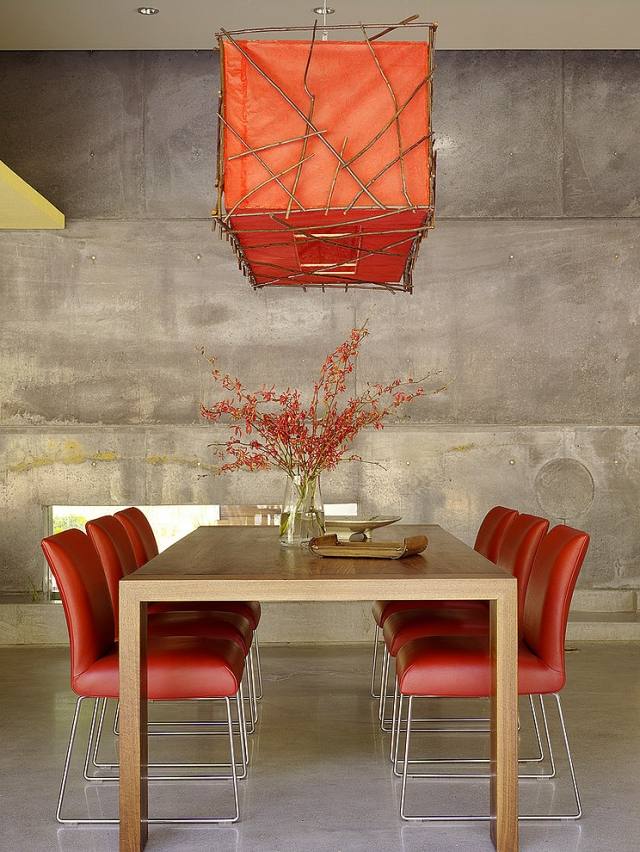 Vardagsrum design matbord trä vägg design grov betong vägg trä bord design stolar metall ljuskrona