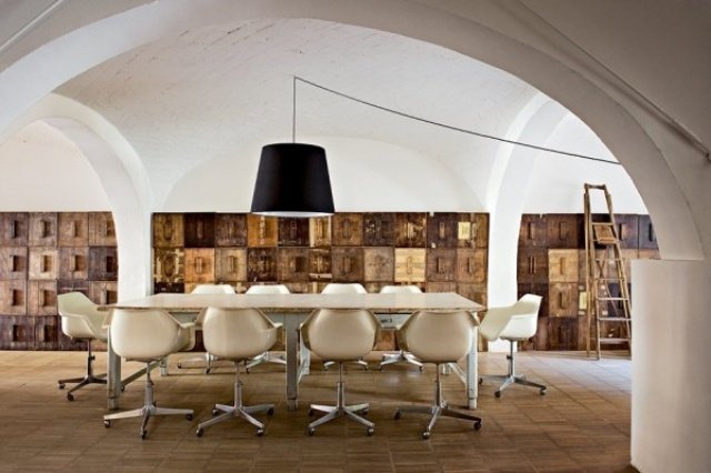 Lantlig stil-rustika-accenter-matplats-retro stolar-trä-vägg hyllor-hus-i-Florens