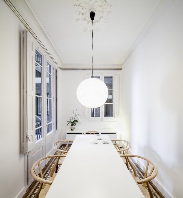 liten-matsal-vit-målade-väggar-hängande-lampa-boll-trä-stolar-med-tyg-säten