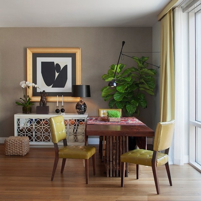 Lyxiga-stoppade-stolar-matbord-gjorda av trä-solskydd gardiner-olivgrön