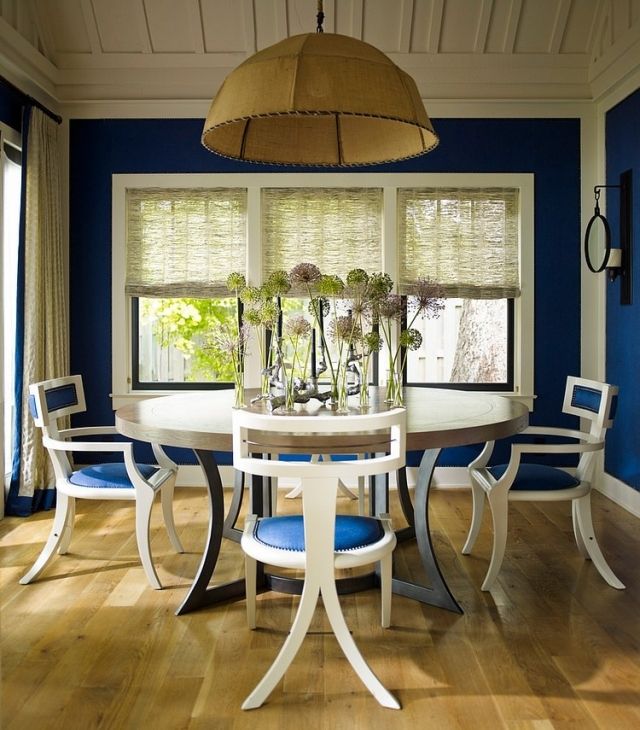Snittblommor-deco-matsal-bord-vita-stolar-blå-stoppade sits-schabby-stil