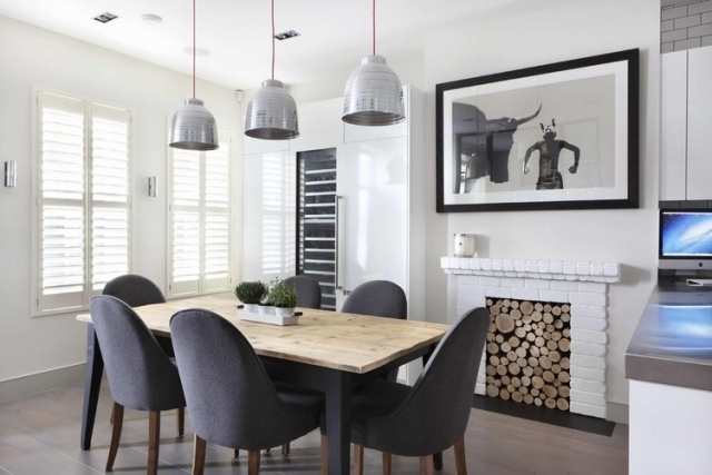 Matsalsdesign möbler-matsal-modern-vägg spis-metall-hängande lampor-stoppade stolar-violett
