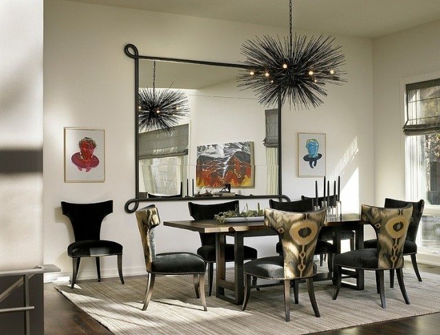 Eklektisk inredning-matplats-modern-påfågelmönster-på-stol-rygg-vägg-spegel-dekorativ-ram