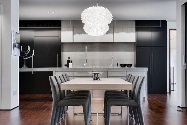 Inredda kök-modern-grå-svart-matplats-design-elegant-ljuskrona-tyg stolar