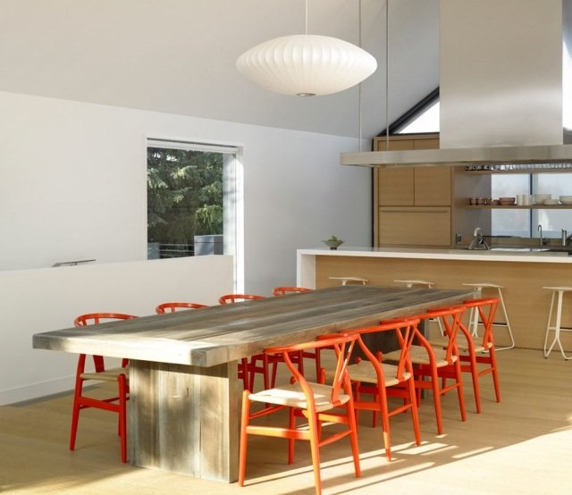 Design-kök-matplats-lanthus look-massivt trä bord-röda stolar