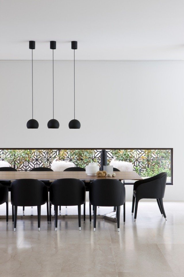 Design-hus-matplats-ljusremsor-dekorativa-gitter-ornament-blommiga-svarta fåtöljer