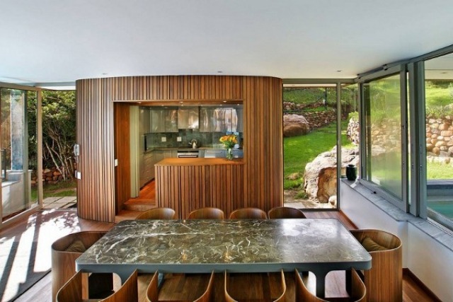 Modernt utrustat kök-matbord av glasfåtölj-trä designhus-Metropolis-Design