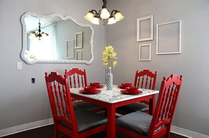 röda stolar matsalsväggar grå bordsblomma