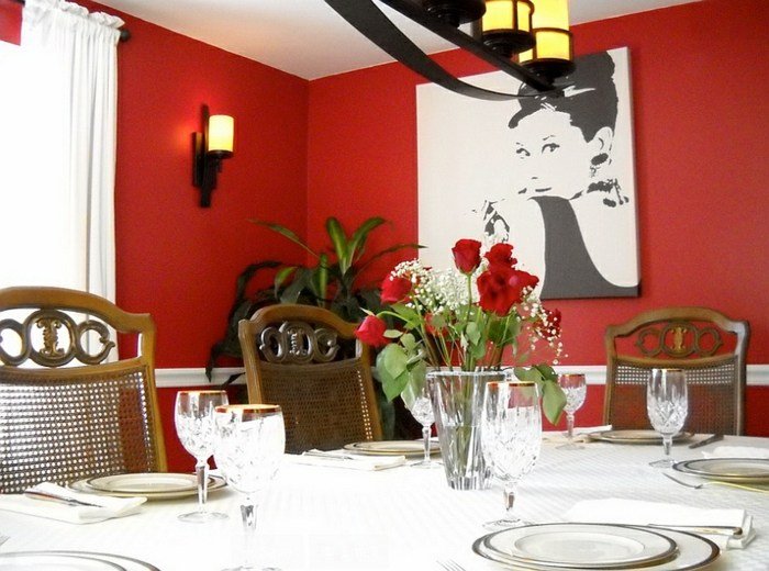 röd matsal inredd design vägg romantiska rosor matbord