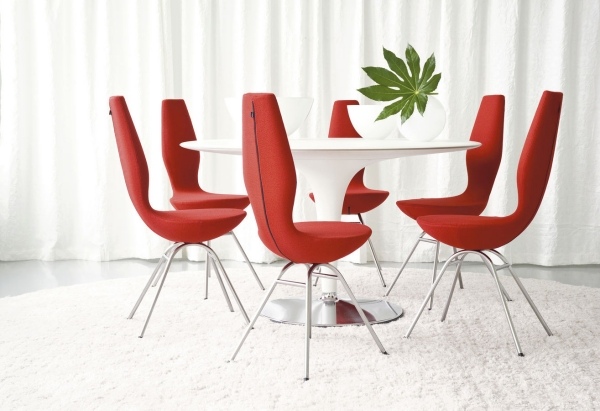 Matsalsdesignmöbler-röda stolar-vita väggar matbord