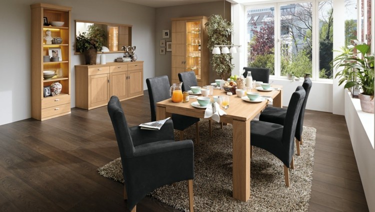 matsal-möbler-elegant-stil-svart-stoppade stolar-djup hög matta