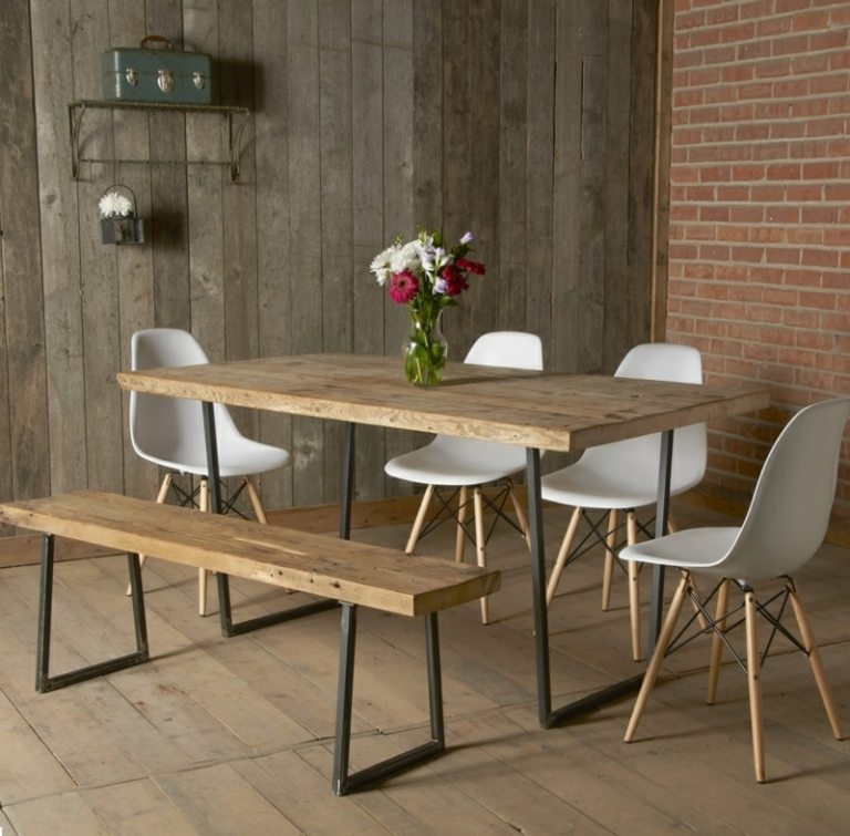matsal med bänk i skandinavisk stil eames stolar trädstam bordsidé